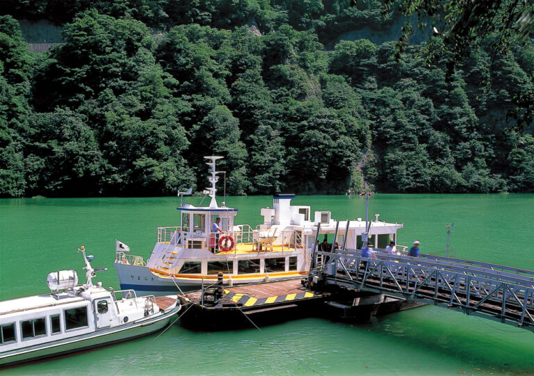 施設案内 – 庄川峡遊覧船